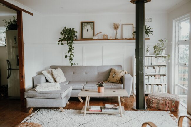 Cómo diseñar una sala de estar acogedora: ideas para elegir los muebles y la iluminación adecuados